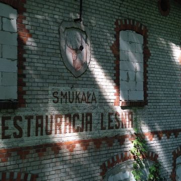 8847e79c059c45a1cd15376d6b260e41 Restauracja Leśna, jeden z ostatnich śladów wąskotorówki rozpada się na naszych oczach