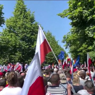 Młodzi Polacy niespecjalnie rozumieją o co chodzi w sporze politycznym, dlatego nie chodzą na marsze polityczne