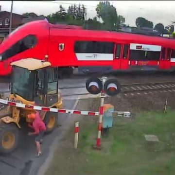 Zdaniem PKP PLK kierowca ładowarki popełnił fatalny błąd wjeżdżając na przejazd tyłem