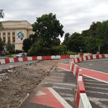 Kilka tygodni temu malowali nowe pasy rowerowe. Dzisiaj trzeba myśleć i szukać środków na ponowne prace