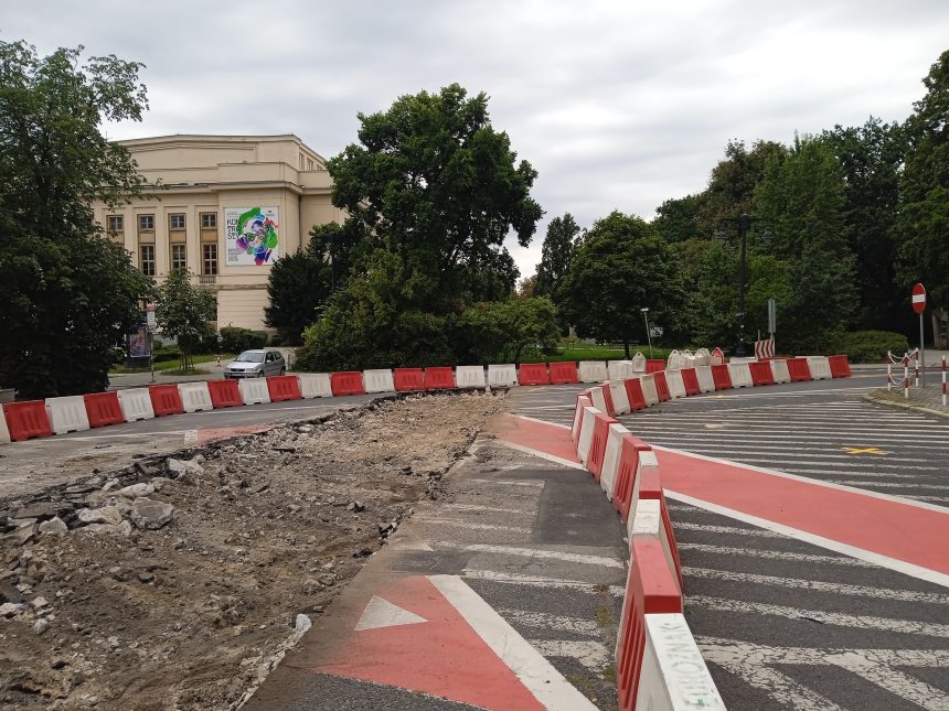 Kilka tygodni temu malowali nowe pasy rowerowe. Dzisiaj trzeba myśleć i szukać środków na ponowne prace