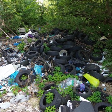 b52afb0dd0503d7783d24931f753fbc2 Tereny dawnej papierni to spore składowisko opon. Strach pomyśleć co by było, gdyby się zapaliły