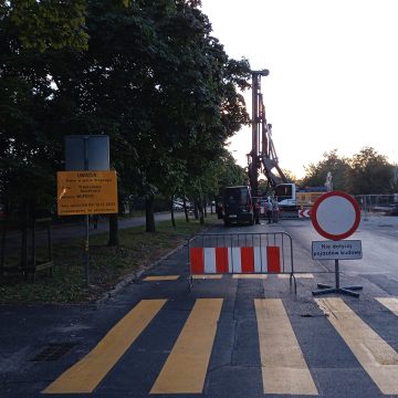 Wodociągi rozkopały ulicę – kierowcy znaleźli patent, jeżdżąc po chodniku