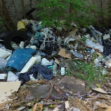 Nielegalne składowisko na terenie dawnej papierni to fakt, ale prawnie jesteśmy w pacie jeżeli chodzi o jego posprzątanie