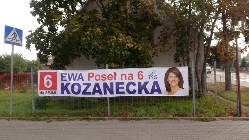 Wyborcza wolna amerykanka – posłanka wiesza banery bez pytania, a właściciele płotów mają problem