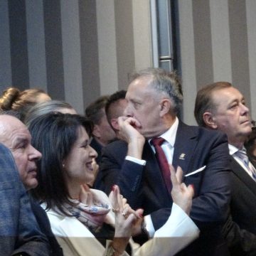 Bydgoski PiS z oklaskami przyjął wyniki wyborów. Miny mówiły już co innego