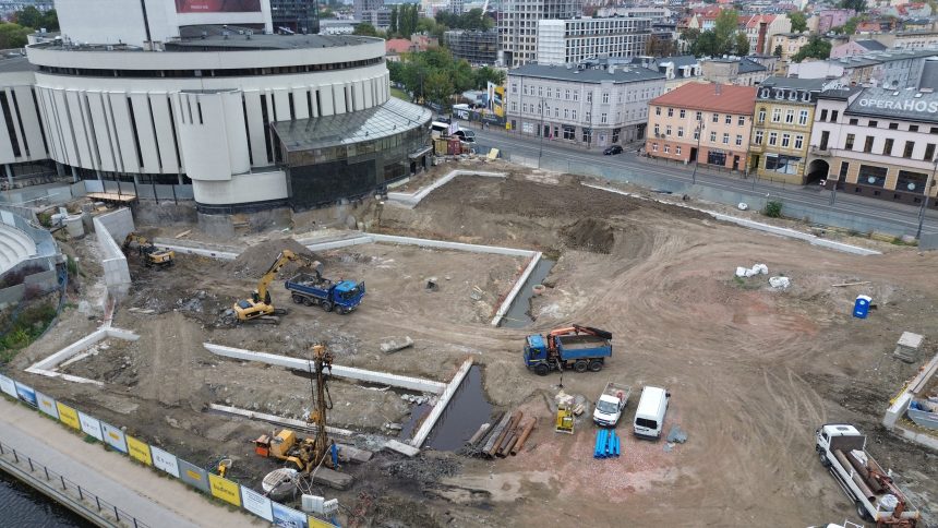 Pod Operą Nova trwają przygotowania do budowy podziemnego parkingu