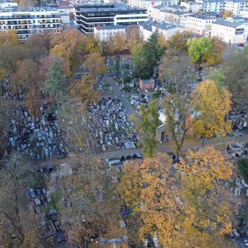 Jutro – we Wszystkich Świętych lepiej pojechać na cmentarz autobusem. Parkingi Park&Ride będą bezpłatne