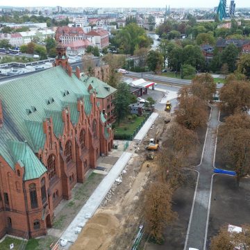 Na Placu Kościeleckich wyłania się nowa centralna ścieżka