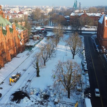 Plac Kościelckich prezentuje się malowniczo zimową aurą