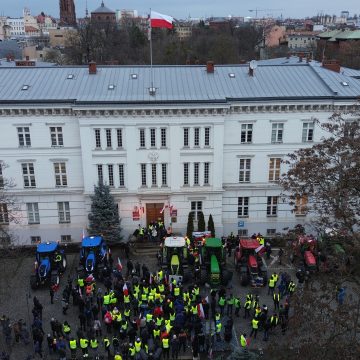 Wyjazd z Bydgoszczy z powodu protestów rolniczych utrudniony. Rolnicy czekają na przyszłotygodniowe rozmowy w Brukseli