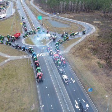 Rolnicy blokują drogi wyjazdowe z Bydgoszczy. W centrum na razie spokój