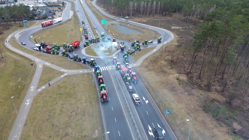 Rolnicy blokują drogi wyjazdowe z Bydgoszczy. W centrum na razie spokój