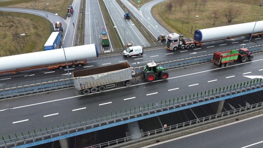 e0ac94325a8f9447eaaaea333b5dedd4 Rolnicy odblokowali część obwodnicy Bydgoszczy. Ostatnie godziny protestów