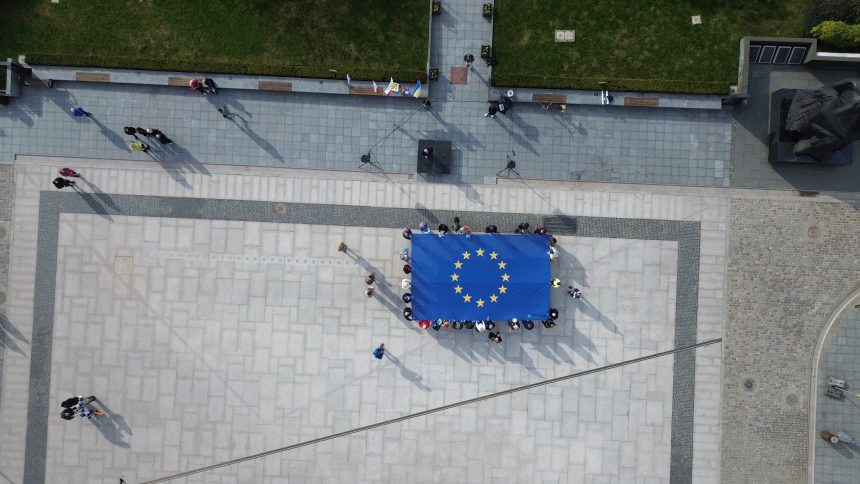 Odśpiewali hymn Unii Europejskiej w rocznicę Traktatów Rzymskich i wyrazili poparcie dla Ukrainy w Unii