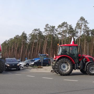 6b4728fcc8815e19545317baa530f92d W Białych Błotach w środę rolnicy prowadzili ,,strajk włoski”. Zarzucają policji bierność