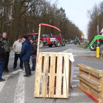 f00bc8f12fa958f4da8528891fd88446 Rolnicy blokują Tryszczyn i drogę na Bożenkowo. Był u nich wojewoda i przyjął postulaty