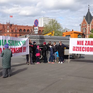 Radni wybierali się na uroczystą sesję, a rodzice protestowali