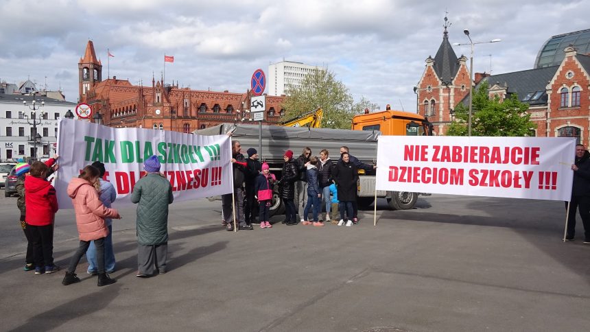 Radni wybierali się na uroczystą sesję, a rodzice protestowali