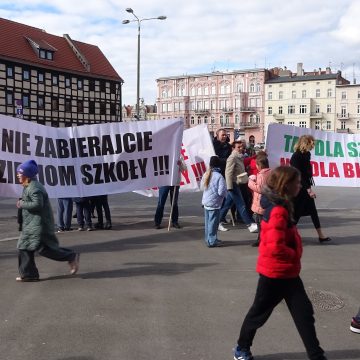 Tydzień temu protestowali w obronie szkoły – teraz straszeni są sądem i prokuratorem