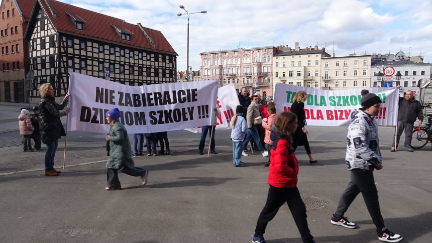 Tydzień temu protestowali w obronie szkoły – teraz straszeni są sądem i prokuratorem