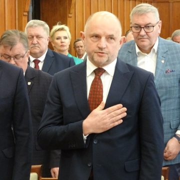 Całbecki nadal marszałkiem, nie uległ naciskom z Warszawy. PiS zaczyna kadencję od pierwszego rozłamu wewnątrz