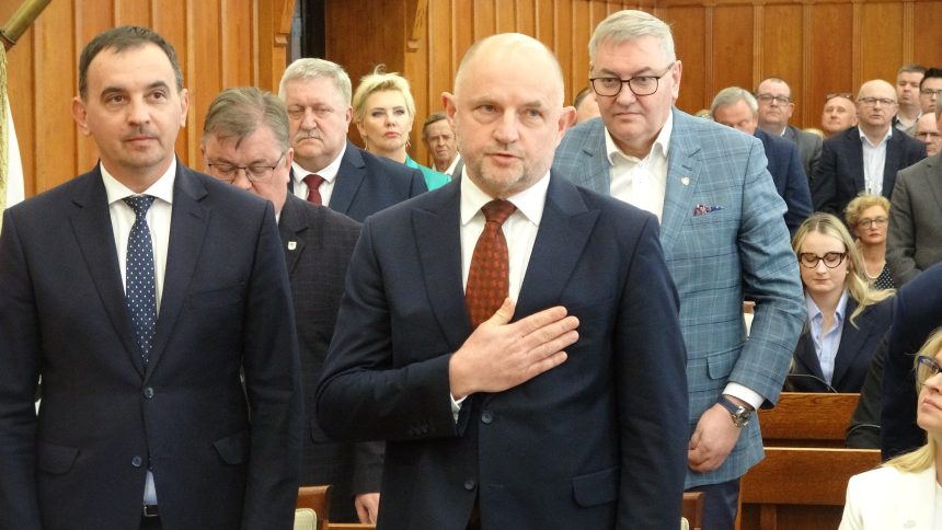 Całbecki nadal marszałkiem, nie uległ naciskom z Warszawy. PiS zaczyna kadencję od pierwszego rozłamu wewnątrz