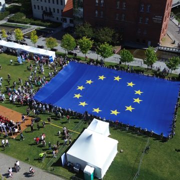 Oda do Radości i wielka flaga unijna. Bydgoszcz od 20 lat jest częścią Unii Europejskiej