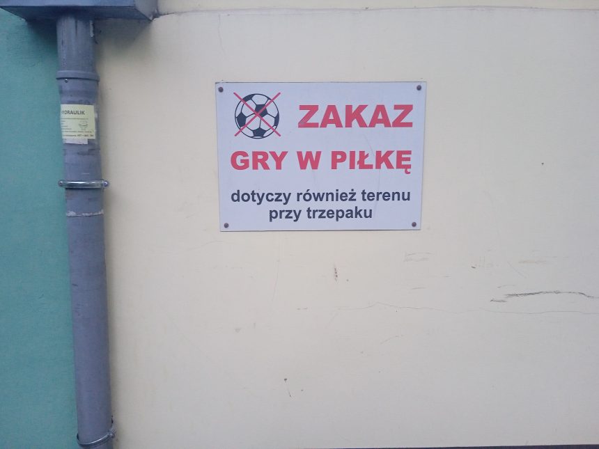 ,,Zakaz gry w piłkę” – prawnie to bardziej życzenie niż faktyczny zakaz