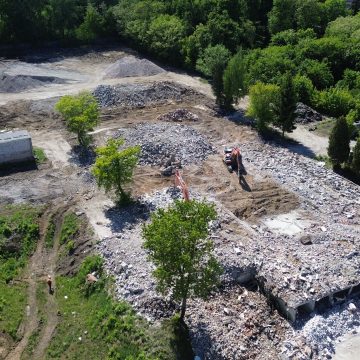 Pełno gruzu – tylko tyle pozostało po halach Fabryki Obrabiarek do Drewna (FOD)