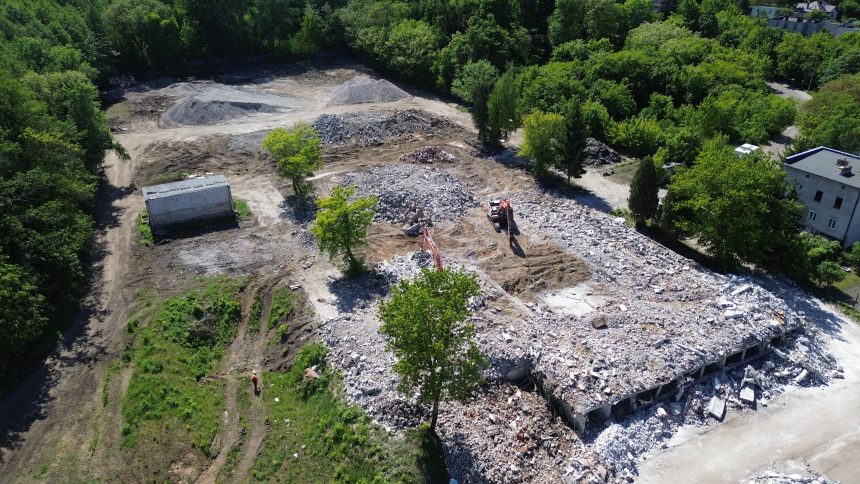 Pełno gruzu – tylko tyle pozostało po halach Fabryki Obrabiarek do Drewna (FOD)