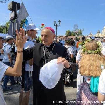 Jubileuszowa pielgrzymka dotarła na Jasną Górę. Biskup zauważa, że jest liczniejsza niż przed rokiem