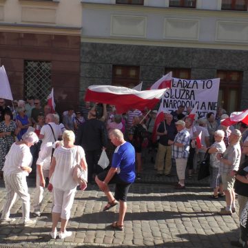 Byli radni pod siedzibą PO domagali się uwolnienia księdza. Kapłan usłyszał zarzuty defraudacji publicznych pieniędzy