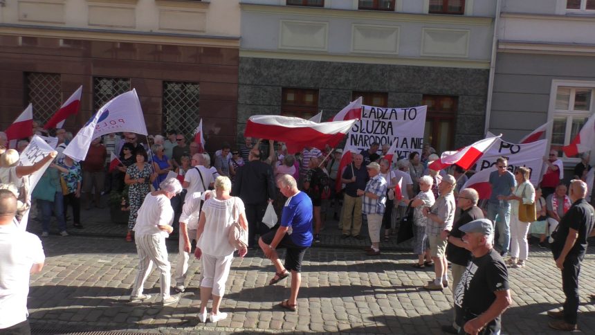 Byli radni pod siedzibą PO domagali się uwolnienia księdza. Kapłan usłyszał zarzuty defraudacji publicznych pieniędzy