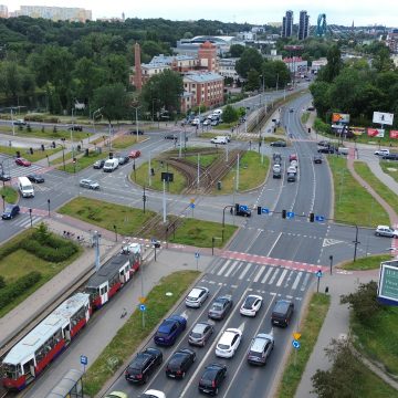 Prezydent mówi, że można by zwiększyć liczbę autobusów i tramwajów, ale jest pewien pat