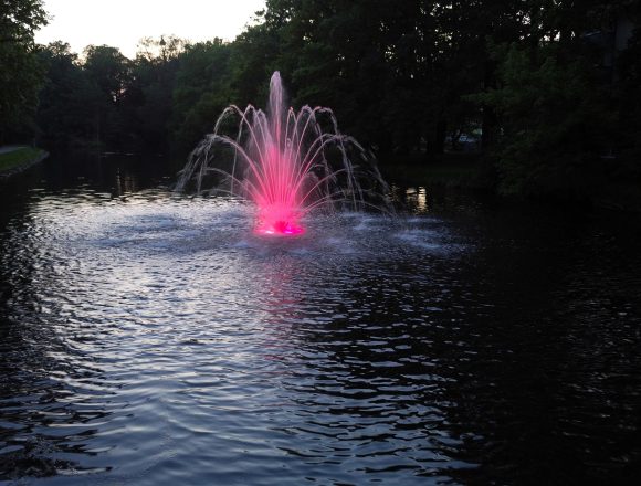 Iluminowane fontanny nad Starym Kanałem Bydgoskim. Wieczorna atrakcja plantów