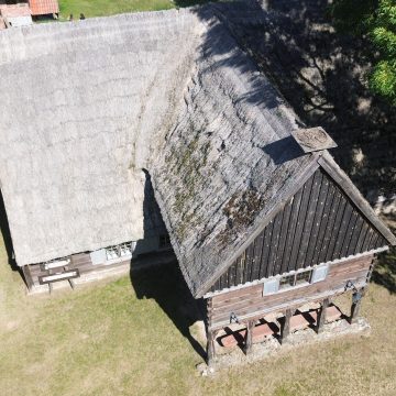 Zabytkowa chata menonicka wymaga napraw. Jest deklaracja naprawy dachu jeszcze w tym roku