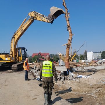 Tak inowrocławscy żołnierze budują most w Głuchołazach