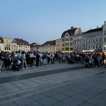 Młode osoby wyszły zaprotestować po śmierci 13-miesięcznego Grzesia