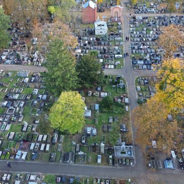 Na cmentarz nie jeździjmy na pamięć, a najlepiej wybierzmy transport zbiorowy