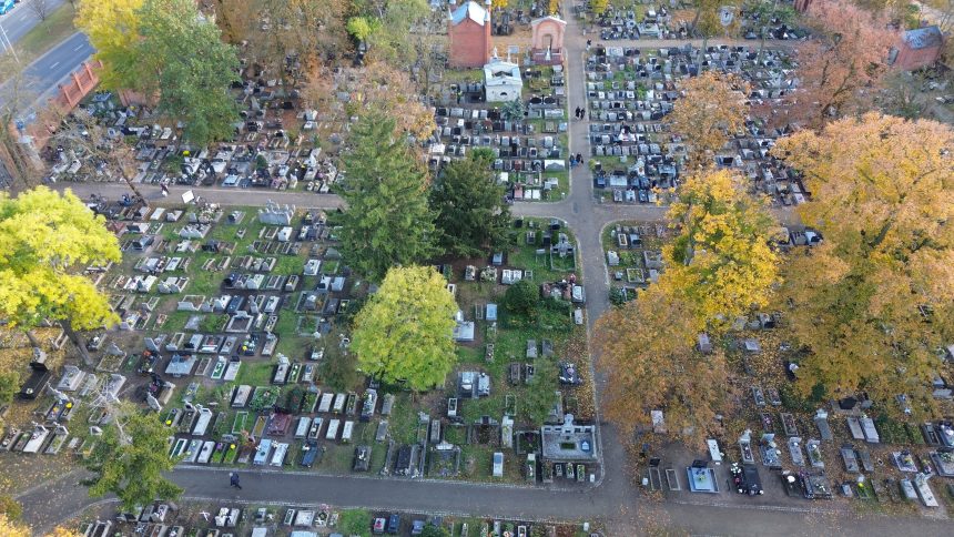 Na cmentarz nie jeździjmy na pamięć, a najlepiej wybierzmy transport zbiorowy