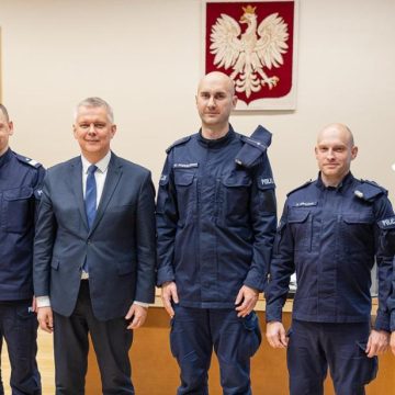 Minister nagrodził dwójkę inowrocławskich policjantów. Pomogli uratować życie rocznego chłopca