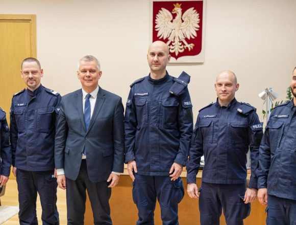 Minister nagrodził dwójkę inowrocławskich policjantów. Pomogli uratować życie rocznego chłopca