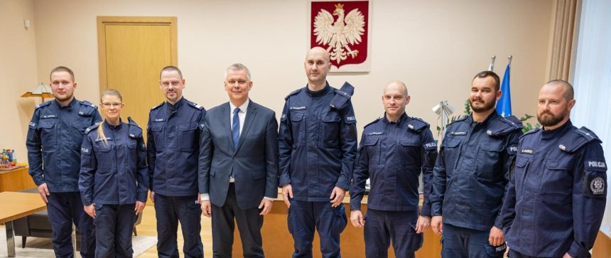 Minister nagrodził dwójkę inowrocławskich policjantów. Pomogli uratować życie rocznego chłopca