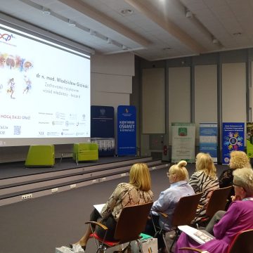 Antyszczepionkowcy statystycznie coraz większym problemem. Zdaniem posła bardzo ważna jest rola nauczycieli