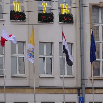 Marszałek wywiesił sobie flagę Watykanu przed urzędem