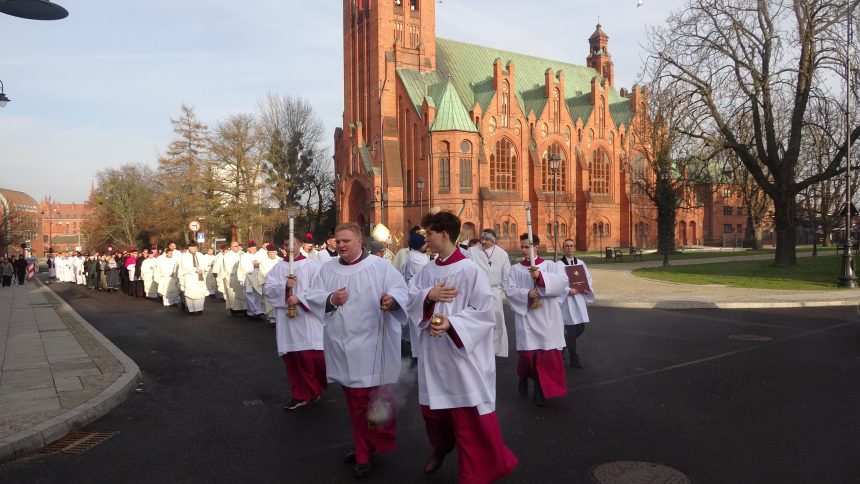 Pół miliona pielgrzymów przekroczyło Drzwi Jubileuszowe w Watykanie. W Bydgoszczy znajdują się one w sześciu miejscach