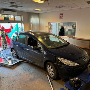 137-395002 Pijany obcokrajowiec z impetem wjechał w komisariat policji