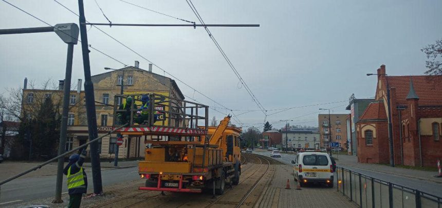 Tramwaj uderzył w słup trakcyjny. Jagiellońska wyłączona z ruchu tramwajowego