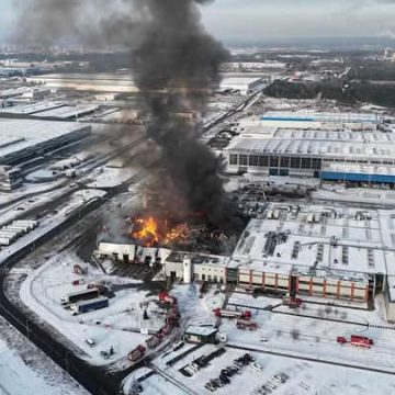 Nad Bydgoszczą chmura dymu. Pali się magazyn w parku przemysłowym